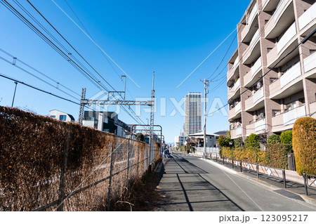 京王線沿いで国領駅方面を眺める 冬晴れの青空 東京都調布市国領町 京王線沿いで国領駅方面を眺める 冬晴れの青空 東京都調布市国領町 123095217