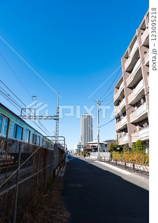 京王線沿いで国領駅方面を眺める　冬晴れの晴天　東京都調布市国領町 123095218