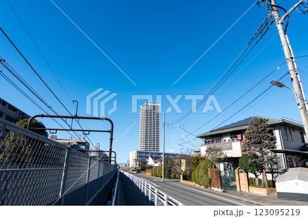 京王線沿いで国領駅方面を眺める 冬の青空 東京都調布市国領町 京王線沿いで国領駅方面を眺める 冬の青空 東京都調布市国領町 123095219