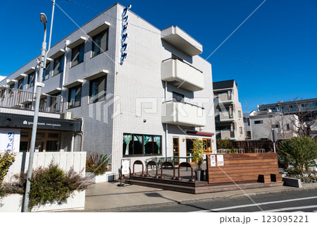 TEGAMISHA TERRACE（手紙社テラス）　京王線国領駅前　冬晴れの青空　東京都調布市国領町 123095221