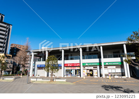 京王線国領駅前の広場 冬晴れの青空 東京都調布市国領町 京王線国領駅前の広場 冬晴れの青空 東京都調布市国領町 123095225