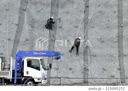 防災工事　法面保護工事の作業風景 123095252