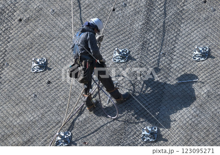 防災工事 法面保護工事の作業風景 防災工事 法面保護工事の作業風景 123095271