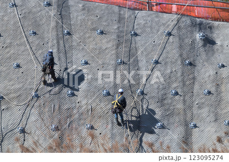 防災工事　法面保護工事の作業風景 123095274