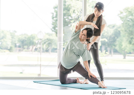 ヨガ教室でマタニティヨガを行う若い妊婦の女性 123095678