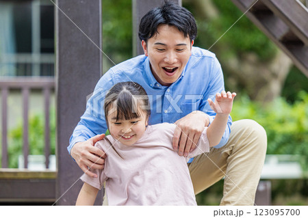 公園で遊ぶ親子 公園で遊ぶ親子 123095700