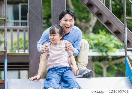 公園で遊ぶ親子 123095701
