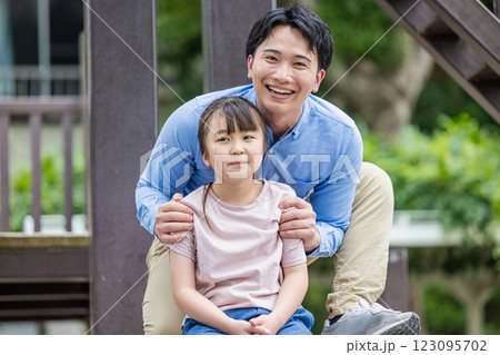 公園で遊ぶ親子 123095702