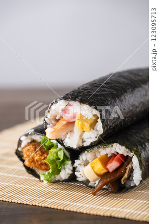 恵方巻 三種 恵方巻 三種 123095713