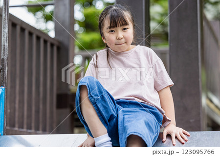 滑り台で遊ぶ女の子 123095766