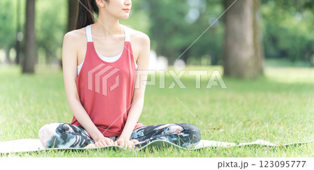 健康・ダイエットのため公園でヨガ教室・ヨガ・ピラティスをする女性 健康・ダイエットのため公園でヨガ教室・ヨガ・ピラティスをする女性 123095777