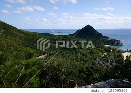 沖縄県 伊是名島 アハラ御嶽からの眺望 沖縄県 伊是名島 アハラ御嶽からの眺望 123095863