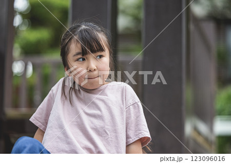 真顔の小学生 123096016