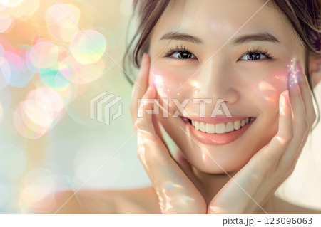 頬に手をあてる肌の綺麗な日本人女性モデルのポートレート(美容・艶・透明感) 頬に手をあてる肌の綺麗な日本人女性モデルのポートレート(美容・艶・透明感) 123096063