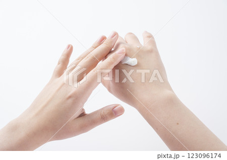 ハンドクリームを塗る女性の手 123096174