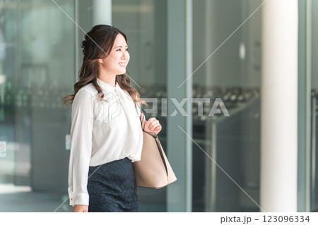 通勤・出勤・出社・出張するビジネスウーマン 通勤・出勤・出社・出張するビジネスウーマン 123096334