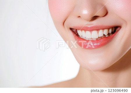 歯並びの綺麗な笑顔の女性の写真(矯正 ・ 歯列矯正 ・ マウスピース矯正 ・ホワイトニング・ 歯科治 歯並びの綺麗な笑顔の女性の写真(矯正 ・ 歯列矯正 ・ マウスピース矯正 ・ホワイトニング・ 歯科治 123096490