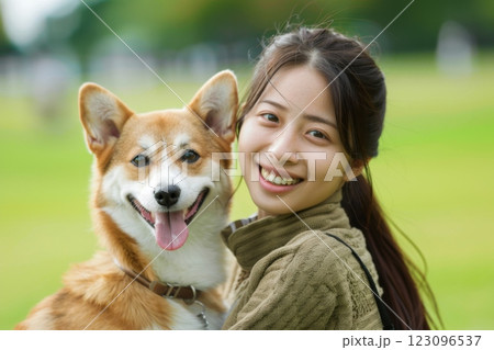 犬と一緒の笑顔の日本人女性(愛犬・ペット・家族・散歩・飼い主) 犬と一緒の笑顔の日本人女性(愛犬・ペット・家族・散歩・飼い主) 123096537