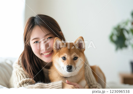 犬と一緒の笑顔の日本人女性（愛犬・ペット・家族・散歩・飼い主）	 123096538