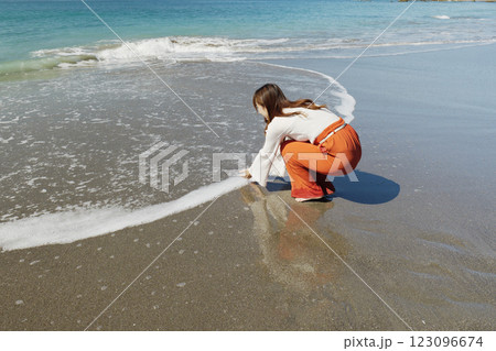砂浜で遊ぶ女性 123096674