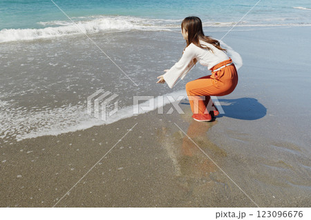 砂浜で遊ぶ女性 砂浜で遊ぶ女性 123096676