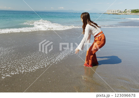 砂浜で遊ぶ女性 砂浜で遊ぶ女性 123096678