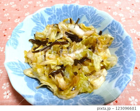 白菜の塩昆布の漬け物 123096681