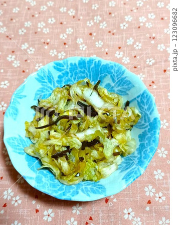 白菜の塩昆布の漬け物 123096682