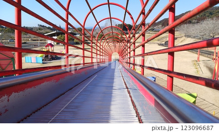 公園の長い滑り台(遊具) 公園の長い滑り台(遊具) 123096687