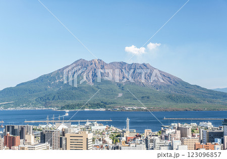 鹿児島県鹿児島市　城山公園展望台から望む噴煙を上げる桜島 123096857