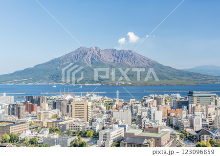 鹿児島県鹿児島市　城山公園展望台から望む噴煙を上げる桜島 123096859