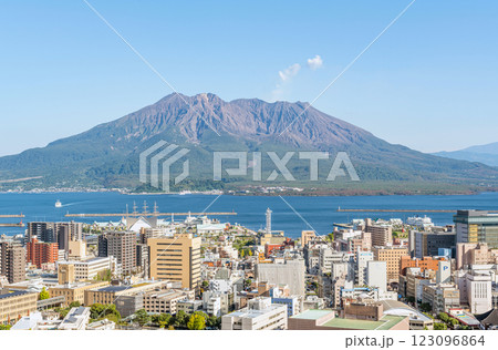 鹿児島県鹿児島市　城山公園展望台から望む噴煙を上げる桜島 123096864
