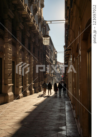 沈む夕日とヨーロッパの古い街 123097012