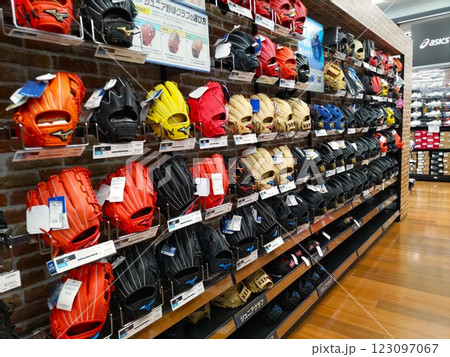 スポーツ用品店 スポーツ用品店 123097067