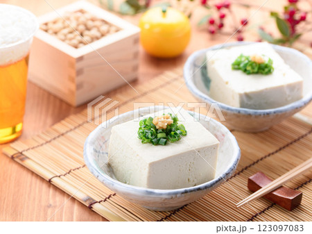 冷や奴 ( 木綿とうふ ) 冷や奴 ( 木綿とうふ ) 123097083