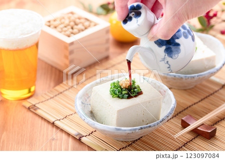 冷や奴 ( 木綿とうふ ) 冷や奴 ( 木綿とうふ ) 123097084