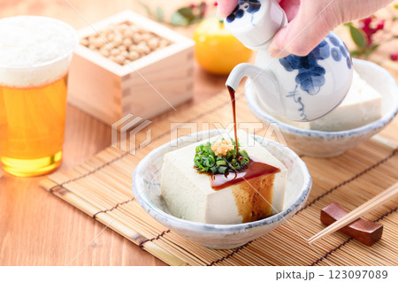 冷や奴 ( 木綿とうふ ) 冷や奴 ( 木綿とうふ ) 123097089