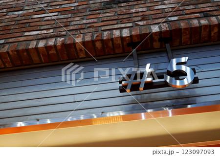 屋内に吊り下げられた数字(#5) 屋内に吊り下げられた数字(#5) 123097093