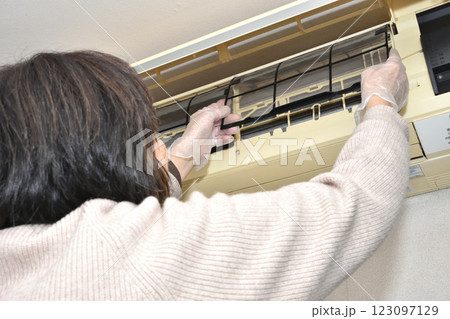 エアコンフィルター 清掃 交換 メンテナンスイメージ エアコンフィルター 清掃 交換 メンテナンスイメージ 123097129