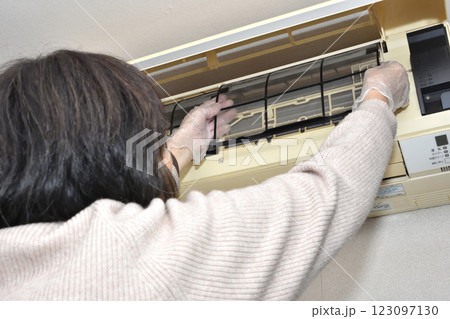 エアコンフィルター 清掃 交換 メンテナンスイメージ エアコンフィルター 清掃 交換 メンテナンスイメージ 123097130