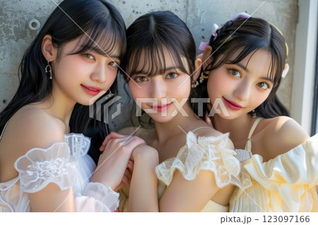 日本人のアイドル活動をしている女性グループ（推し活・芸能界・スター・歌手・ダンス）	 123097166