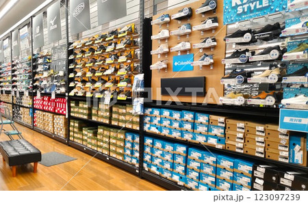 スポーツ用品店 スポーツ用品店 123097239