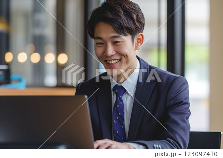 パソコンに向かって笑う日本人男性（打ち合わせ・商談・リモート会議）	 123097410