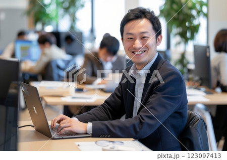 パソコンに向かって笑う日本人男性（打ち合わせ・商談・リモート会議）	 123097413