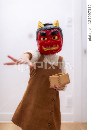 赤鬼のお面をかぶって節分を楽しむ子ども 赤鬼のお面をかぶって節分を楽しむ子ども 123097530