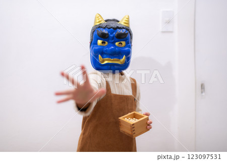 青鬼のお面をかぶって節分を楽しむ子ども 123097531