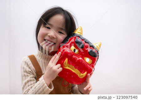 赤鬼のお面をかぶって節分を楽しむ子ども 123097540