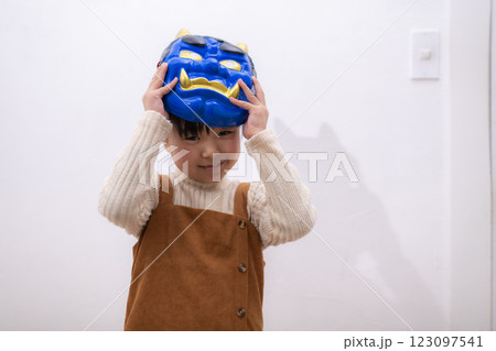 青鬼のお面をかぶって節分を楽しむ子ども 青鬼のお面をかぶって節分を楽しむ子ども 123097541