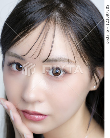 化粧をする女性、ファンデーション、ブラシ、コンパクト 123097585