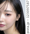化粧をする女性、ファンデーション、ブラシ、コンパクト 123097587